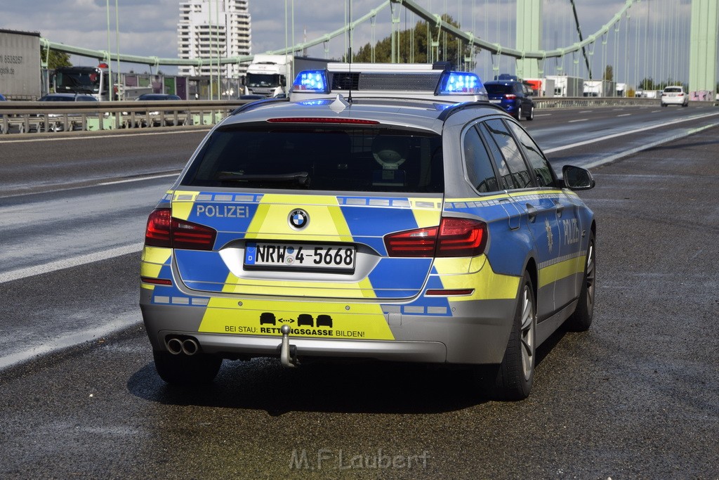 Schwerer LKW VU PKlemm A 4 Rich Olpe auf der Rodenkirchener Bruecke P434.JPG - Miklos Laubert